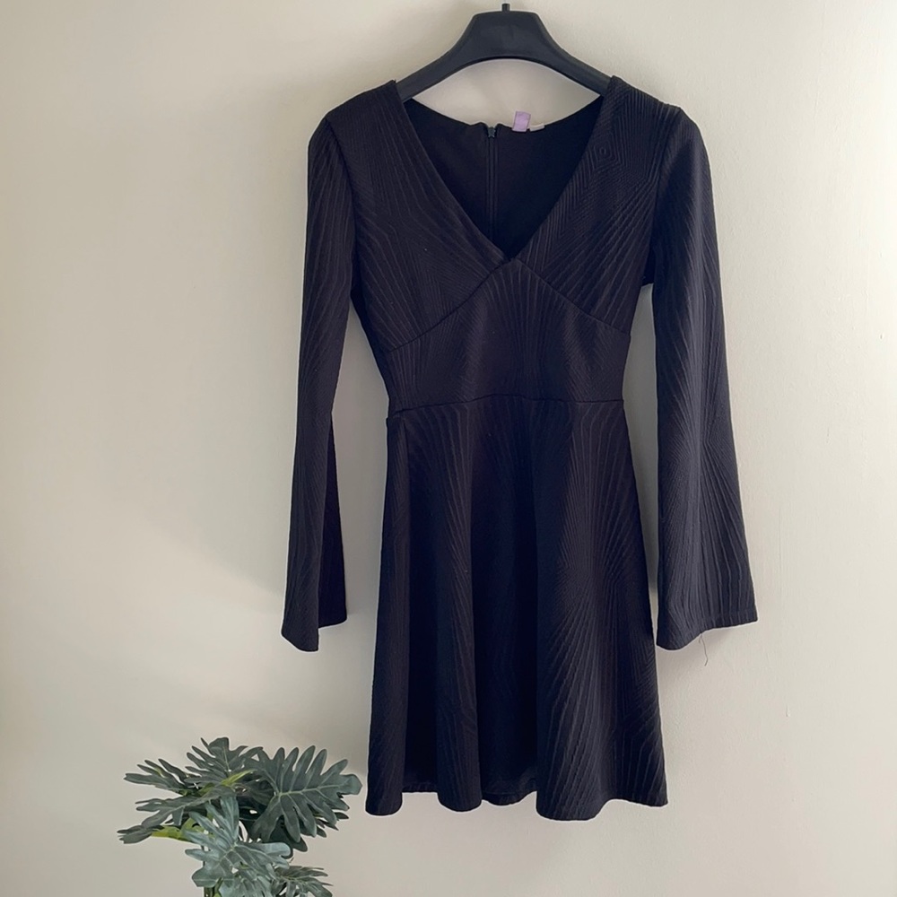 Francesca's Long Sleeve V-Neck Black Dress